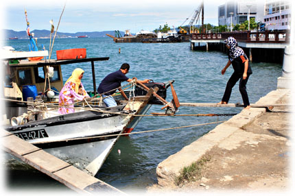 マレーシア旅行写真　コタキナバルの船着場